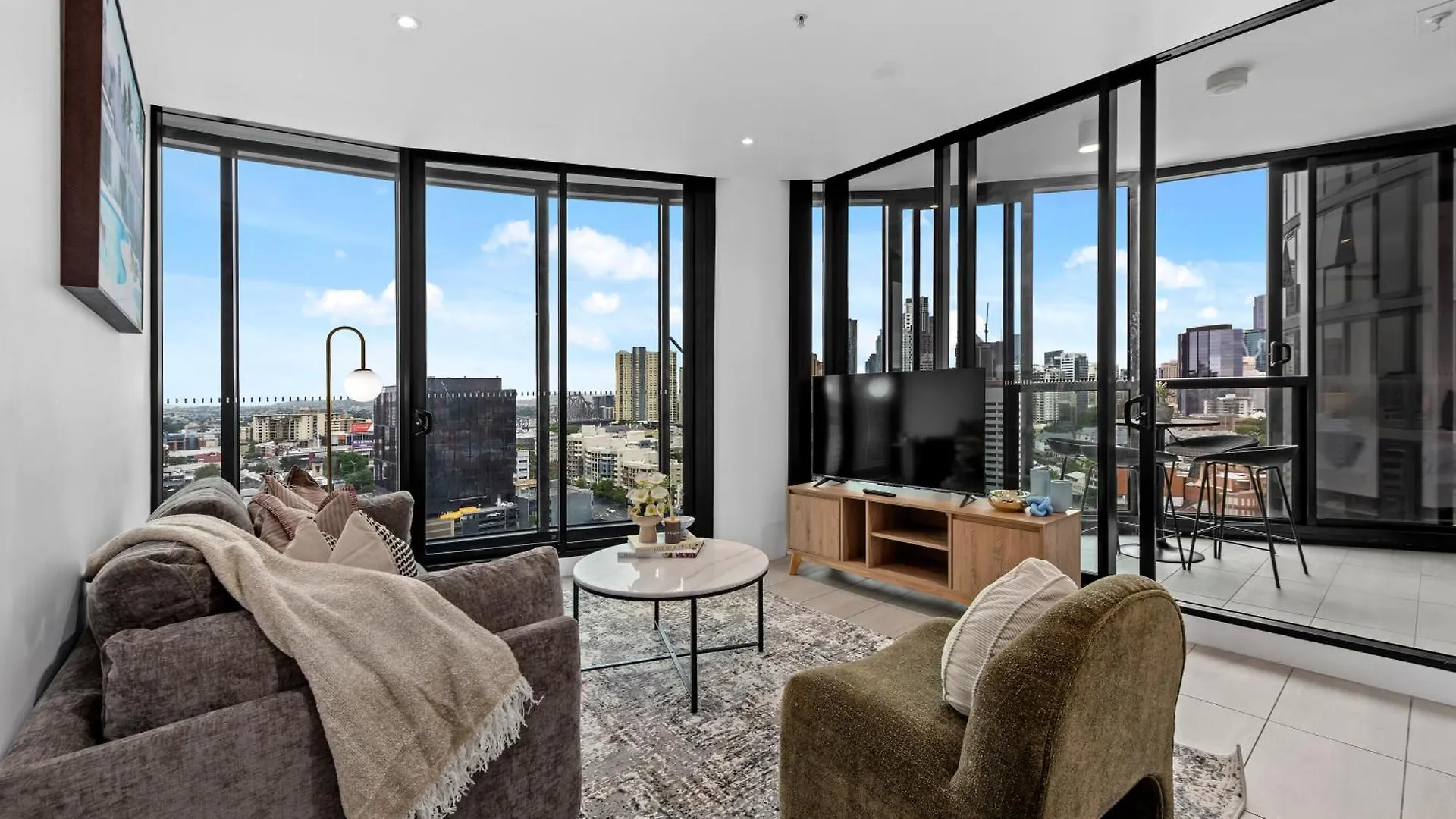 Stylish Valley Pad With City Views, Huge Gym & Park Brisbane Apartment
