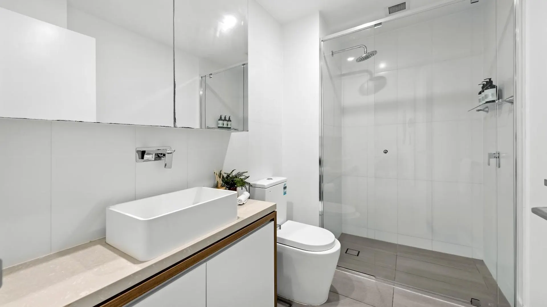 Stylish Valley Pad With City Views, Huge Gym & Park Brisbane 0*,