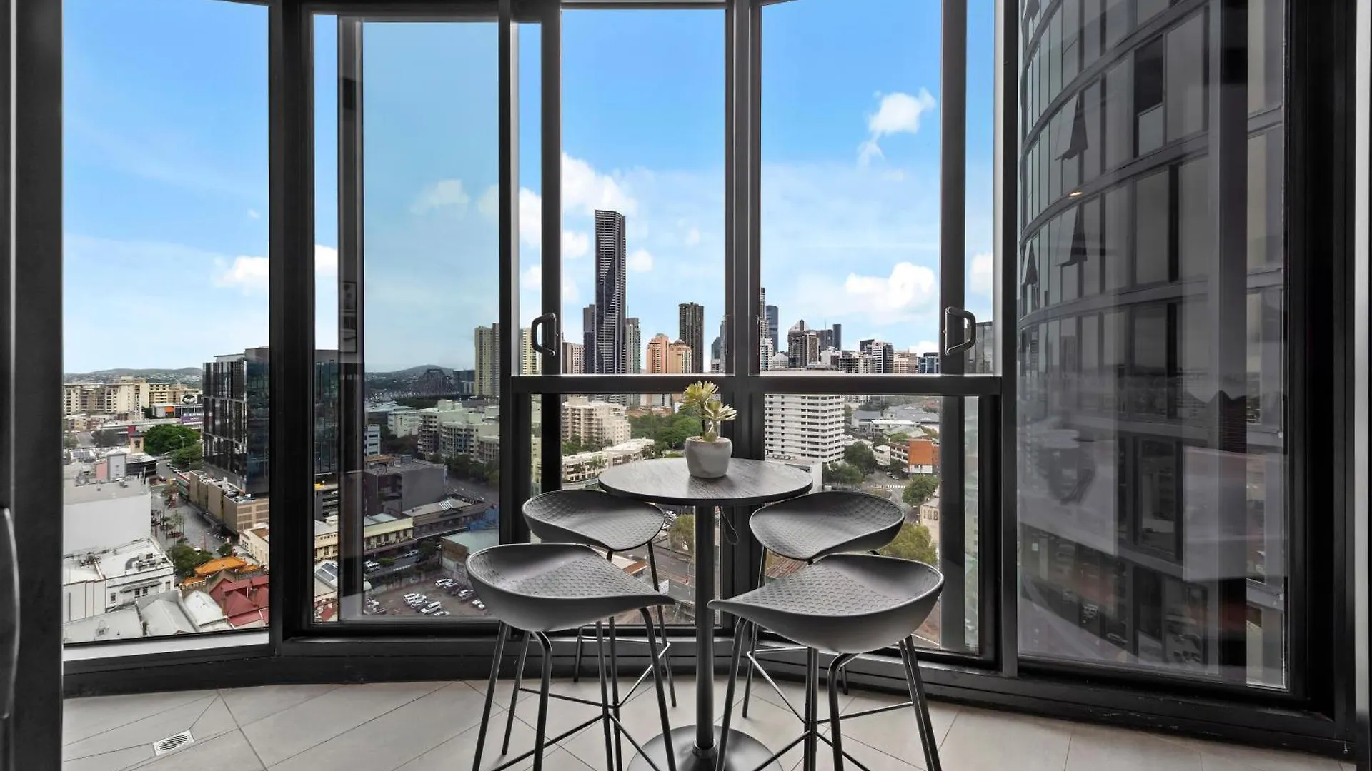 Stylish Valley Pad With City Views, Huge Gym & Park Brisbane Apartmán