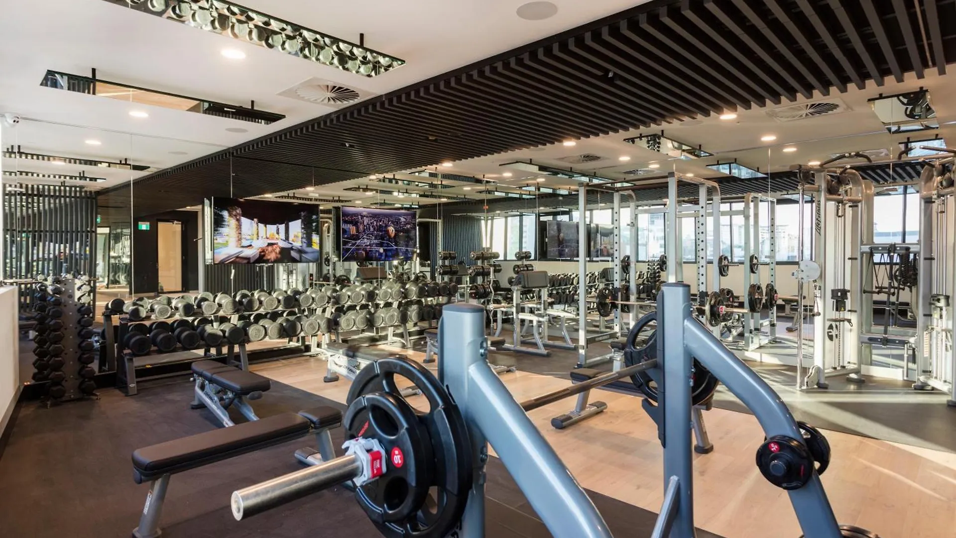 Stylish Valley Pad With City Views, Huge Gym & Park Brisbane 0*,