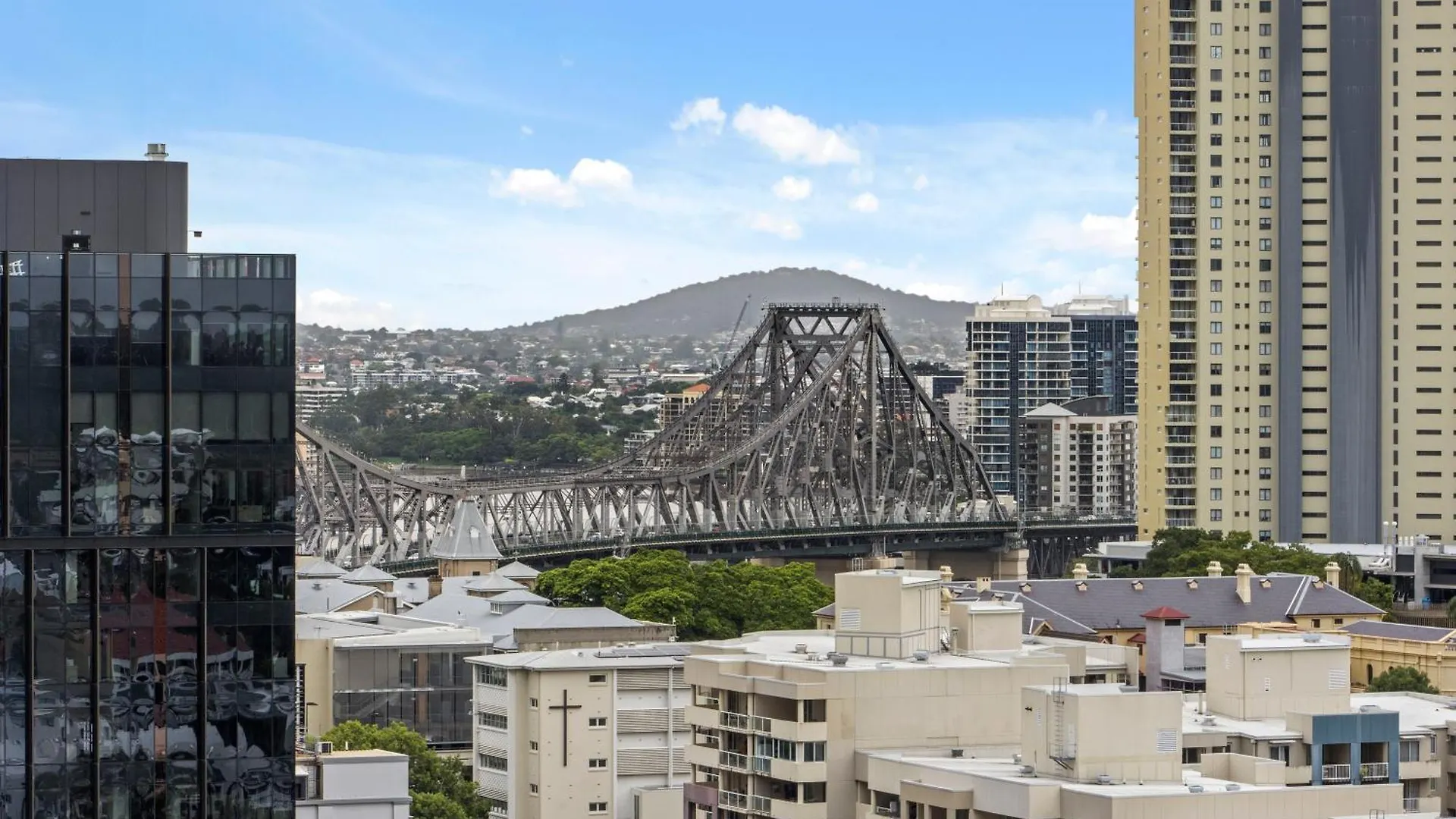 Stylish Valley Pad With City Views, Huge Gym & Park Brisbane 0*,