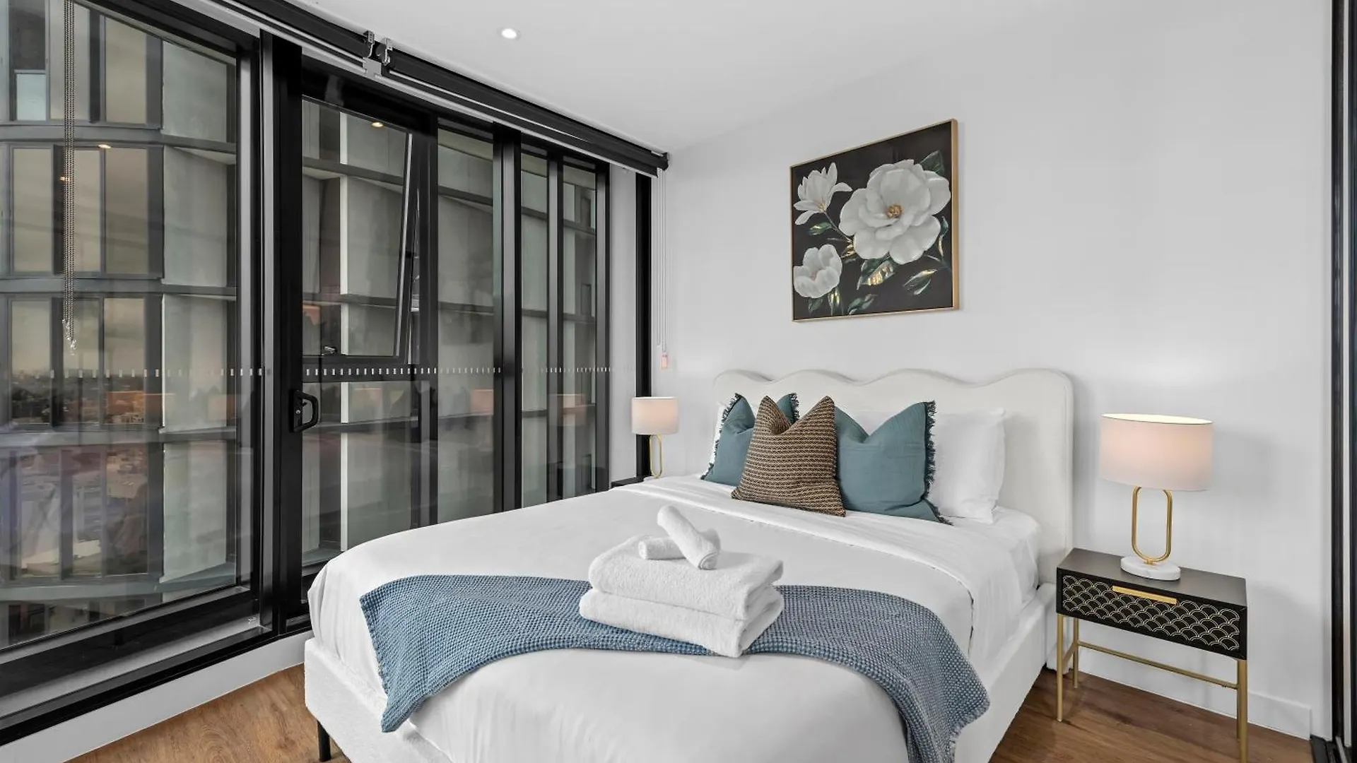 Stylish Valley Pad With City Views, Huge Gym & Park Brisbane